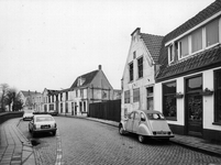 847911 Gezicht op de voorgevels van de deels vervallen panden Dorpsstraat 118 (rechts)-hoger te Nigtevecht.N.B. Ter ...